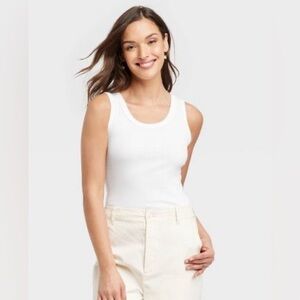Universal Thread Women's Ribbed Shrunken Tank -
In color white